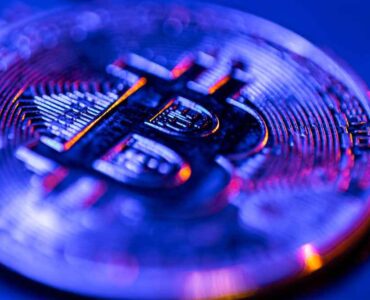 qué documento debe presentar un emisor de criptoactivos según MICA