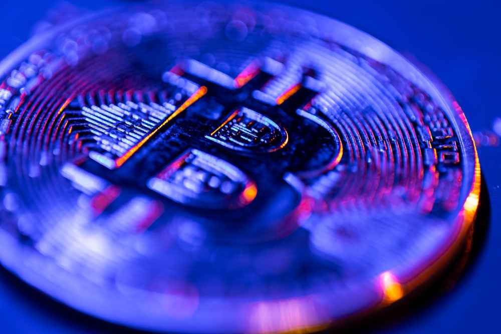 qué documento debe presentar un emisor de criptoactivos según MICA
